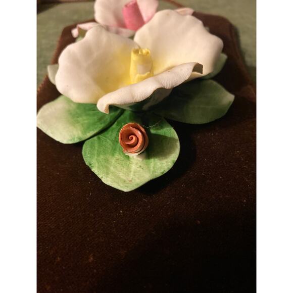 Vintage Mid Century Italian Porcelain 3D Roses Velvet Plaque Capodimonte Bisque - Picture 2 of 4